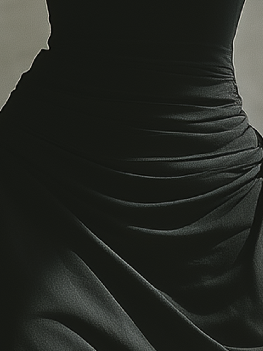 Nélya – robe noire maille stretch, décolleté V, cintrée à la taille, coupe midi élégante
