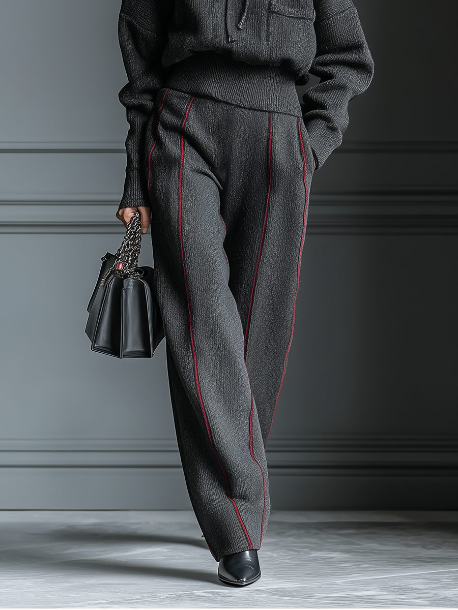 Kalissa – ensemble maille gris anthracite, hoodie contrasté rouge et pantalon droit
