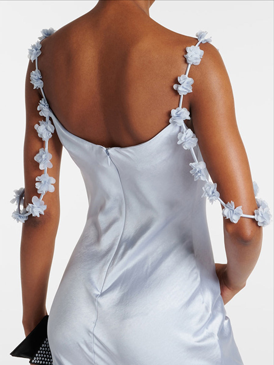 Enora – robe maxi satin bleu ciel effet soie à bretelles fleuries et coupe fluide