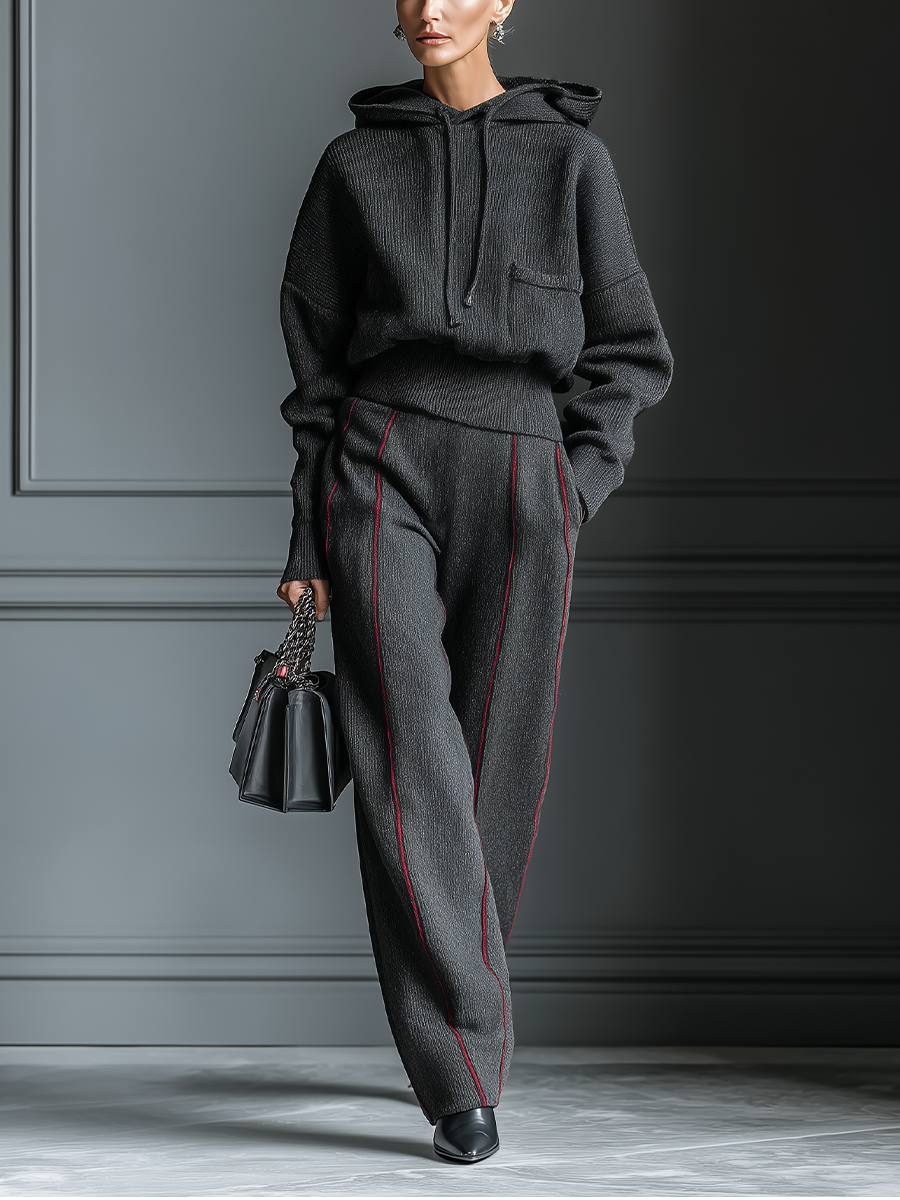 Kalissa – ensemble maille gris anthracite, hoodie contrasté rouge et pantalon droit