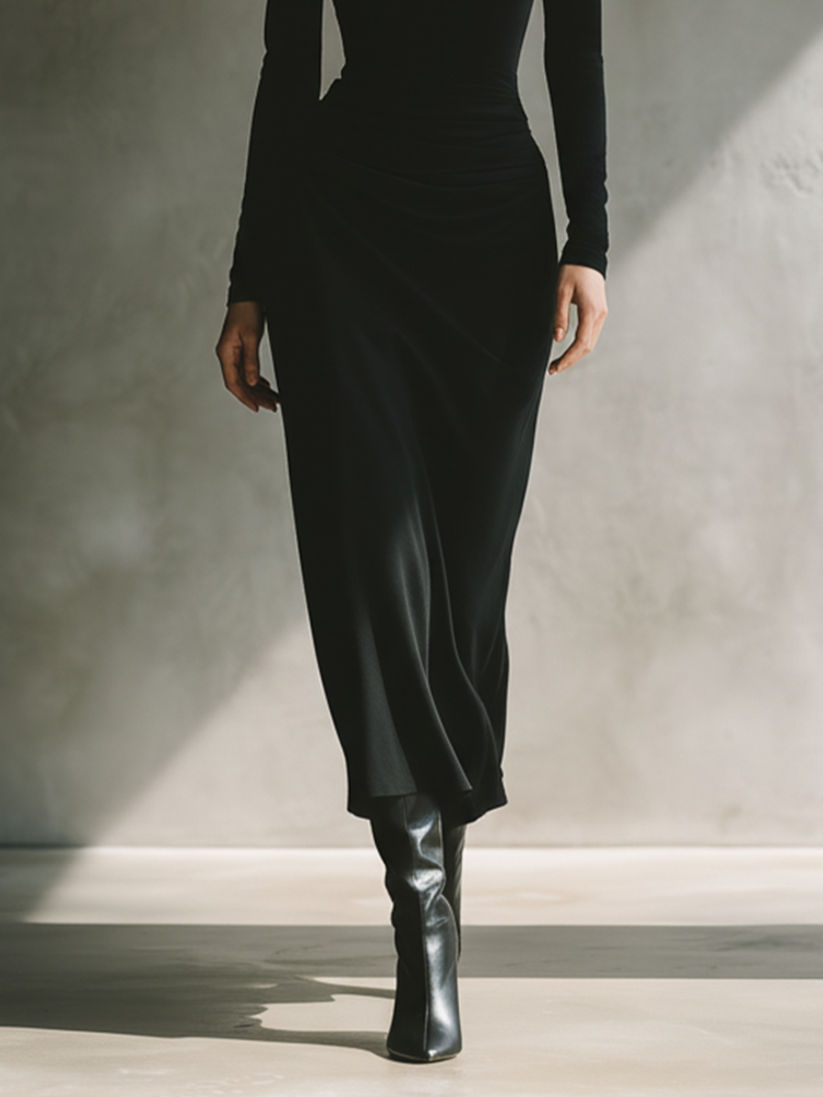 Nélya – robe noire maille stretch, décolleté V, cintrée à la taille, coupe midi élégante
