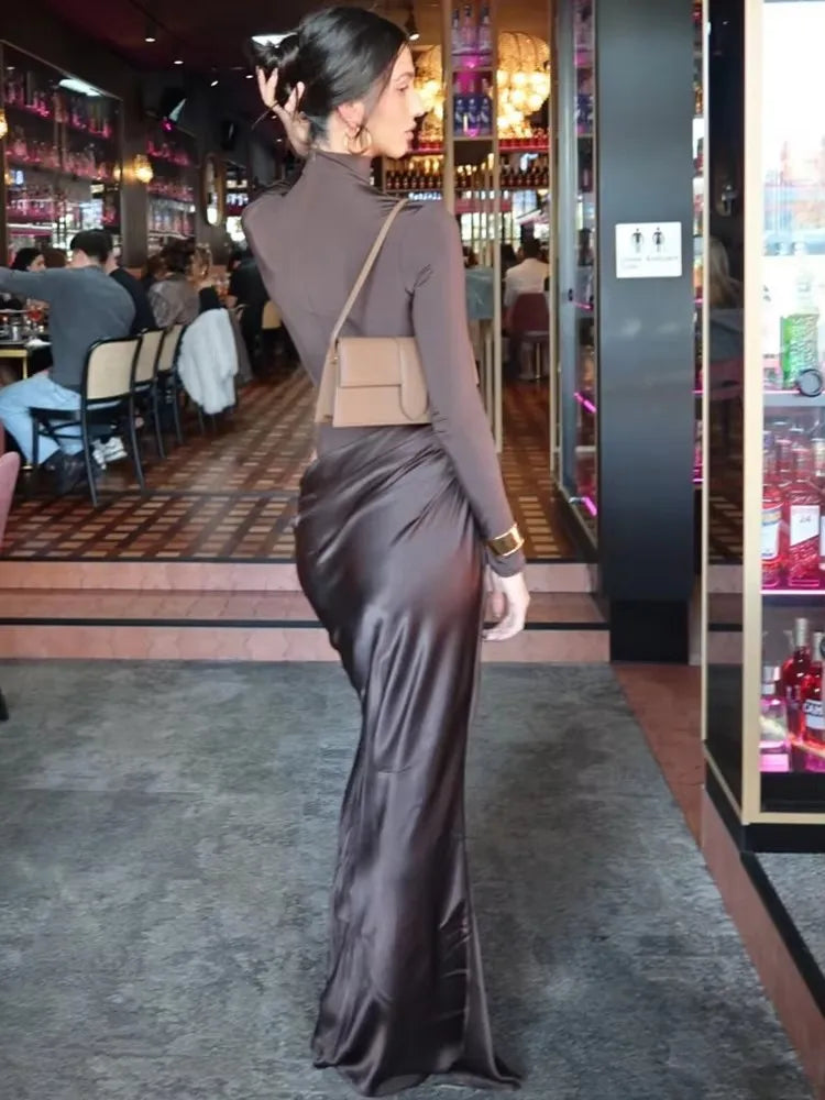 Julina – robe longue satin noire femme élégante et sensuelle