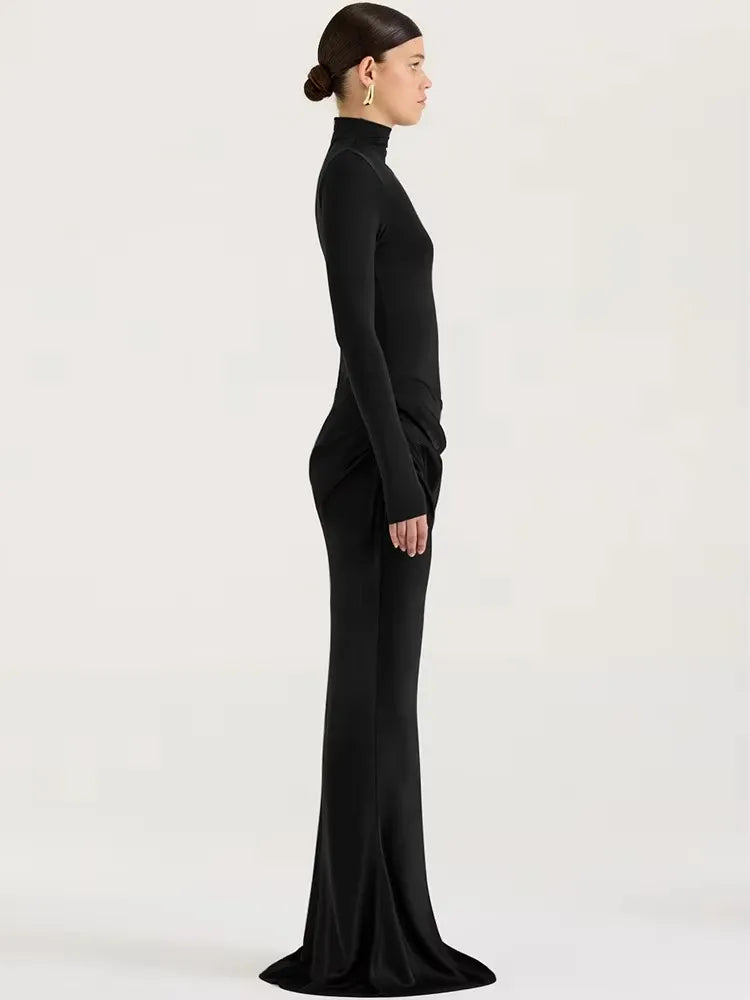 Julina – robe longue satin noire femme élégante et sensuelle