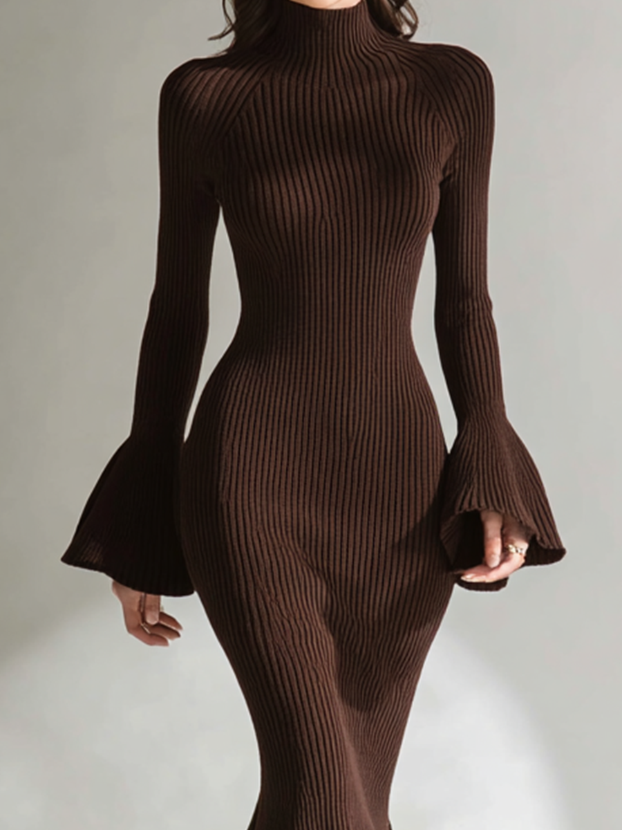 Mariva – robe maxi marron côtelée, coupe évasée et col montant chic