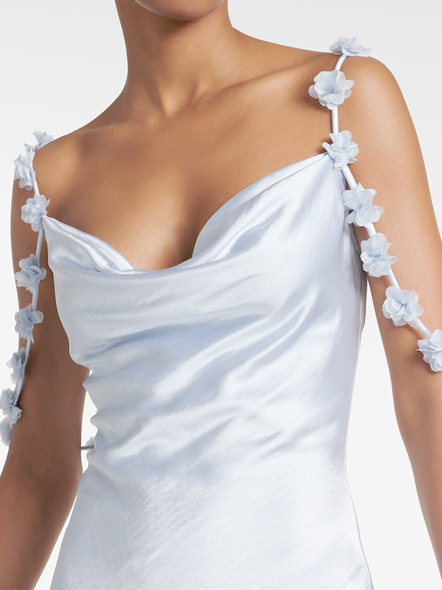 Enora – robe maxi satin bleu ciel effet soie à bretelles fleuries et coupe fluide